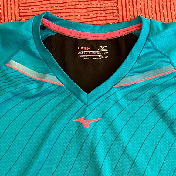 Mizuno women’s medium Blue running top with black slightly diaphanous back - Picture 12 of 12